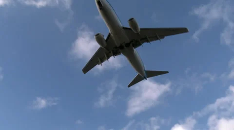 4K Airplane passing overhead 스톡 동영상 34762924