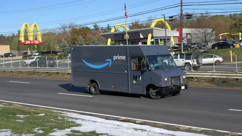 4K Amazon Prime delivery van, highway traffic 스톡 동영상 142293840