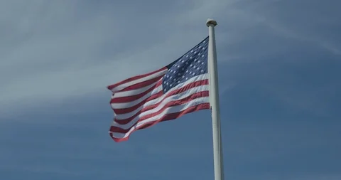4K American Flag Waving In Blue Sky (Slow Motion 60fps) 库存影片 111600544