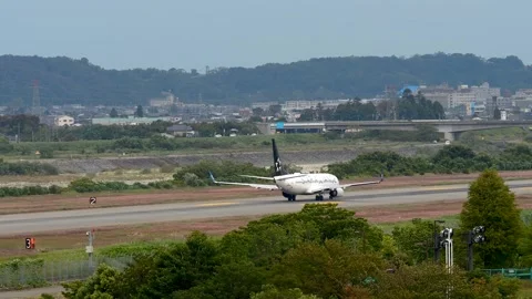 4K ANA Boeing 737-800 JA51AN Taxiing at Toyama Airport Japan 库存影片 340630849