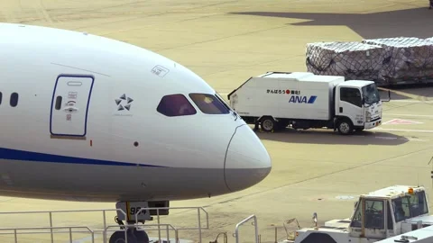 4K ANA Boeing 787-10 JA984A Pushback at Tokyo Haneda Airport Japan 库存影片 342020337