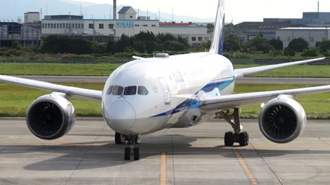 4K ANA Boeing 787-8 JA819A Arriving at Gate – Matsuyama Airport Japan 库存影片 335342379