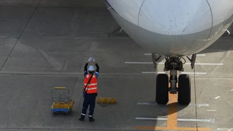 4K ANA Boeing 787-8 JA819A Ground Handling at Matsuyama Airport Japan 库存影片 335342394