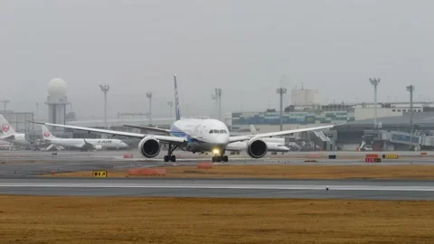 4K ANA Boeing 787-8 JA801A Taxiing at Osaka Itami Airport Japan 库存影片 337115228