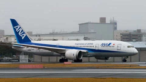 4K ANA Boeing 787-8 JA801A Ground Taxiing at Osaka Itami Airport Japan 库存影片 337115527