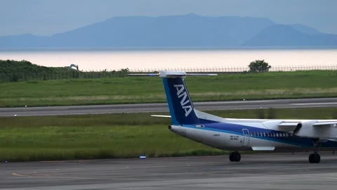 4K ANA Bombardier Dash 8 Q400 JA847A Taxiing Out at Matsuyama Airport Japan 库存影片 336248355