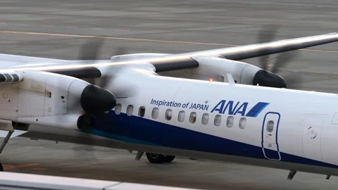 4K ANA Bombardier Dash 8 Q400 Propeller Spinning at Matsuyama Airport Japan 库存影片 336248356