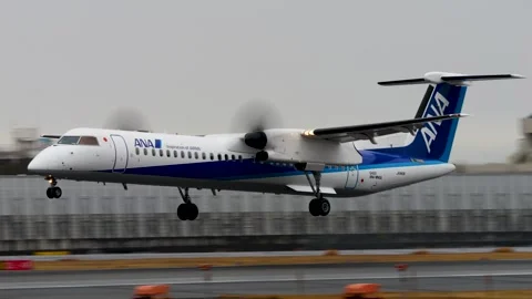 4K ANA Bombardier Dash 8 Q400 JA843A Landing at Osaka Itami Airport Japan 库存影片 337115548