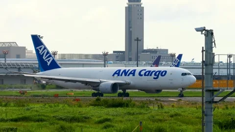 4K ANA Cargo Boeing 767-300BCF Taxiing at Narita International Airport Japan Vidéo 338039902
