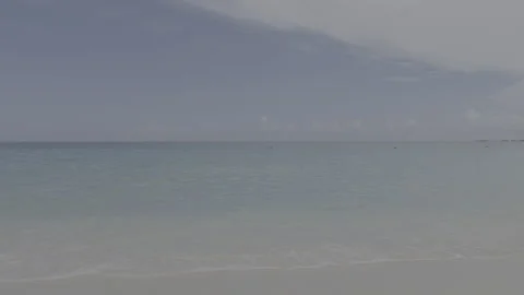 4K Apple Log Close Up Ocean Waves on Sandy Beach Nassau Bahamas Vídeos de archivo 334986021
