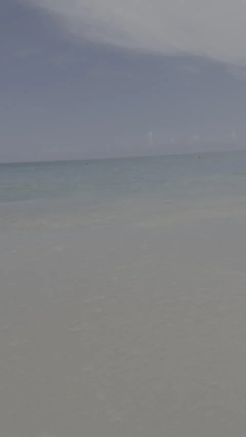 4K Apple Log Close Up Ocean Waves on Sandy Beach Nassau Bahamas Vídeos de archivo 334986415
