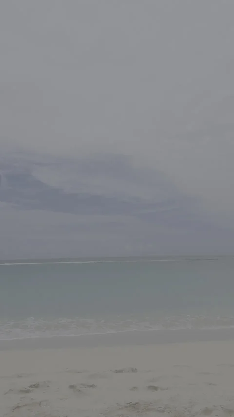 4K Apple Log Close Up Ocean Waves on Sandy Beach Nassau Bahamas Vídeos de archivo 334987889