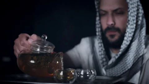 4k Arabic Man Pouring Tea in Cups Video stock 77366502