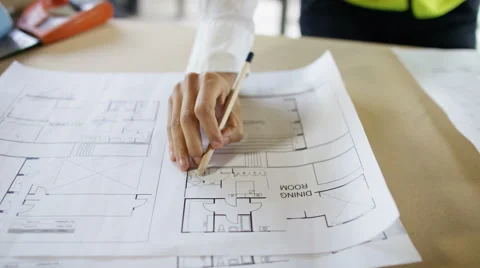 4K Architect at construction site checking plans &amp; working on laptop Vidéo 65115219