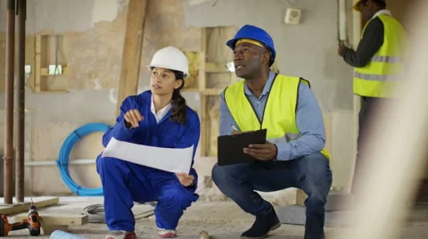4K Architect or engineer having discussion with foreman at construction site Stock Footage 65109839