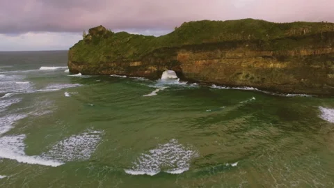 4k Arial drone footage of epic ocean mountain tropical cliff at sunset. Vídeo Stock 199617567