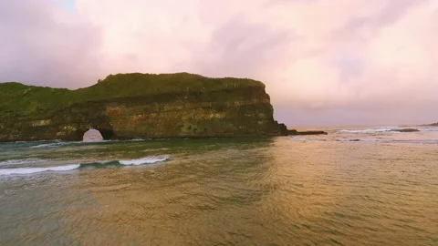 4k Arial drone footage of epic ocean mountain tropical cliff at sunset. Vídeos de archivo 199617629
