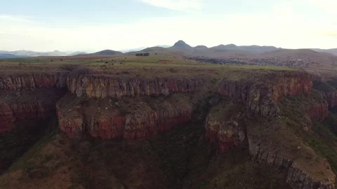4k Arial drone footage of mountain canyon/mountain range at sunset. 库存影片 199618909