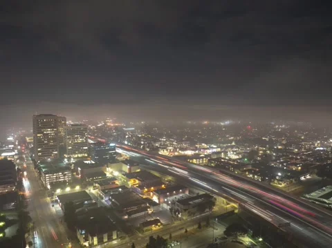4k ariel timelapse freeway night with foggy buildings Video stock 291705002