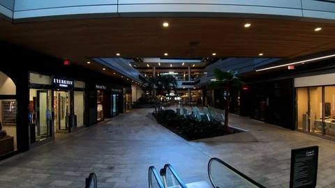 4K Ascending backward moving on escalator in shopping mall, Miami Vídeos de archivo 115077031