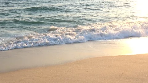 4K ASMR Emerald Waves with Golden Sunrise Light (4K, Real Ocean Sound) Stockbeeldmateriaal 332254698