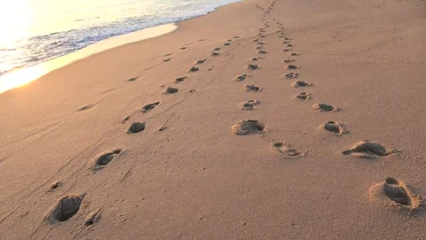 4K ASMR Golden Waves with Intersecting Footprints (4K, Real Ocean Sound) Stockbeeldmateriaal 332313966