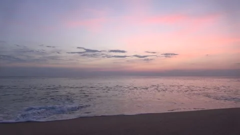 4K ASMR Purple Grey Ocean Waves under Pastel Violet and Warm Apricot Sky 動画素材 340665960