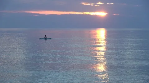 4K ASMR Two Paddleboarding Silhouettes over Golden Yellow Reflection Vídeos de archivo 339302537