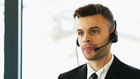   4K .Attentive modern man operator in customer support service center  Vídeo Stock 97642011