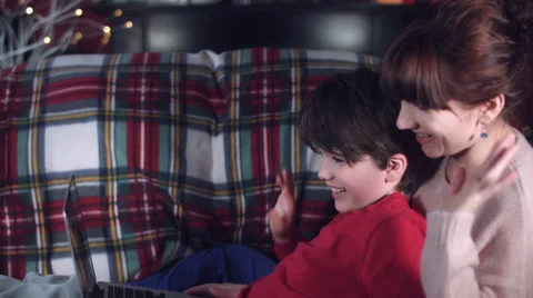 4k Authentic Shot of a Child with his Mum Looking at Laptop 스톡 동영상 67869344