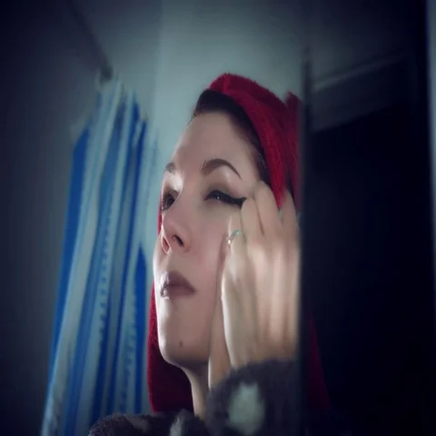 4k Authentic Shot of a Woman Using Eyeliner 스톡 동영상 69641688