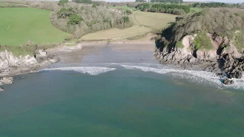 4K Backwards Ascending Flight at Mothecombe Beach on the South Devon Coast Video stock 170952183