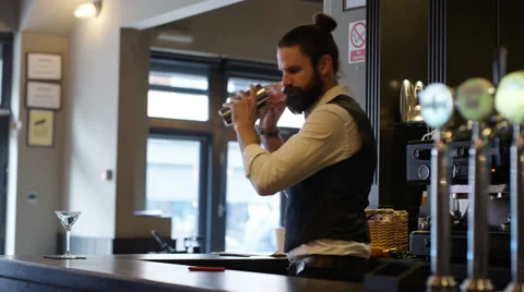 4K Bartender preparing fresh cocktail for a customer in city bar Stock Footage 64574537
