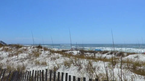 4k Beautiful Blue Ocean Behind Dunes and Grass 库存影片 107999060