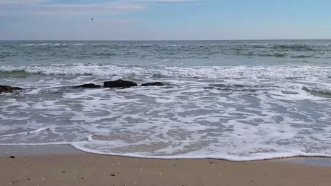 4K Beautiful Daylight Ocean Waves Crashing on Shore Vídeos de archivo 327793283