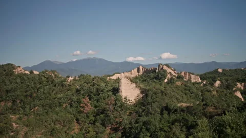 4K beautiful, panoramic landscape view with a scenic, serene skyline and clouds Vidéo 334567119