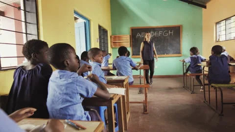 4k behind view of African students / pupils raise hands to answer english langua Stockbeeldmateriaal 199626202