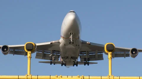 4K Big 747 passing over airport lights Video stock 34794078