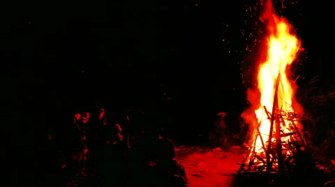  4K. Big fire at night and unknown group of people Tourist team Stockbeeldmateriaal 64512710
