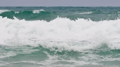 4K Big waves in the sea in the typhoon season at Andaman Sea or Pacific Ocean Vídeos de archivo 79516951