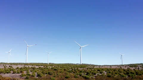 4K big wind generators spinning in field on background of blue clear sky 動画素材 131323951