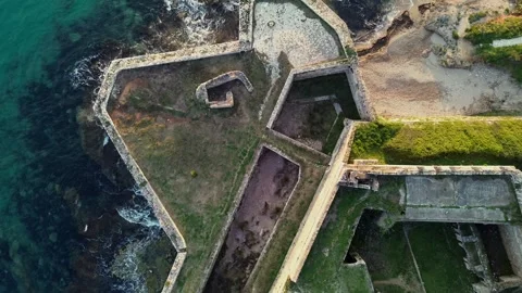4K Bird's Eye View Ascending Over Coastal Fortress Bastions and Sea Waves 库存影片 335189879