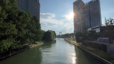 4K Birds Fly Over Suzhou City Canal Sun Flare 库存影片 345025151