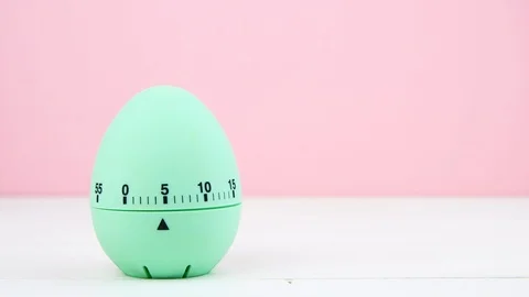 4K blue kitchen egg timer on a pink background. cooking time, soon Easter 스톡 동영상 124321218