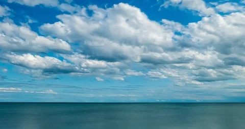 4K blue sky with clouds background timelapse loop 스톡 동영상 125948575