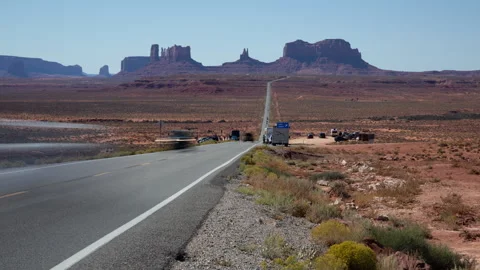 4K blurred motion Time lapse of busy tourism traffic in sunny Monument Valley 스톡 동영상 253232000