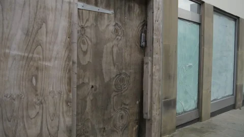 4K: Boarded up closed down Shop with a broken window in a Town Centre. Stockbeeldmateriaal 326059946