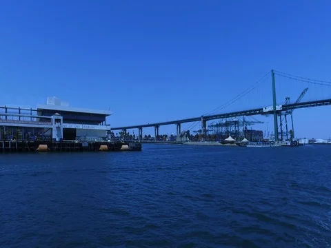 4k boat speeding towards the USS Iowa Stockbeeldmateriaal 77977658