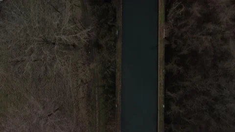 4k bottom view of a drone above a canal Vídeos de archivo 146342158
