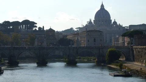 4K Bridge Over the Tiber River in Rome With St. Peters Basilica in Background. Vidéo 97521005